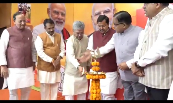 भाजपा मुख्यालय में लगी प्रदर्शनी का उद्घाटन करते नितिन नवीन