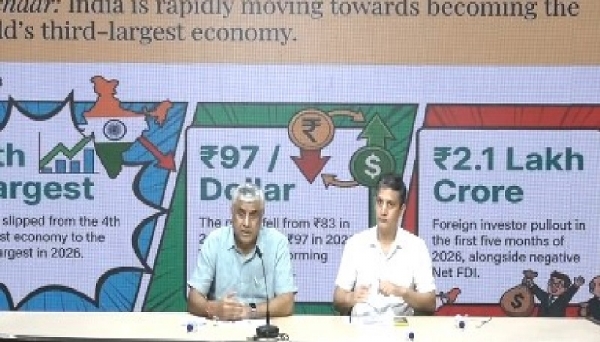 কংগ্ৰেছৰ মুখ্য কাৰ্যালয়ত সংবাদমেল সম্বোধন কৰি ৰাজীৱ গৌড়া আৰু অমিতাভ ডুবে।