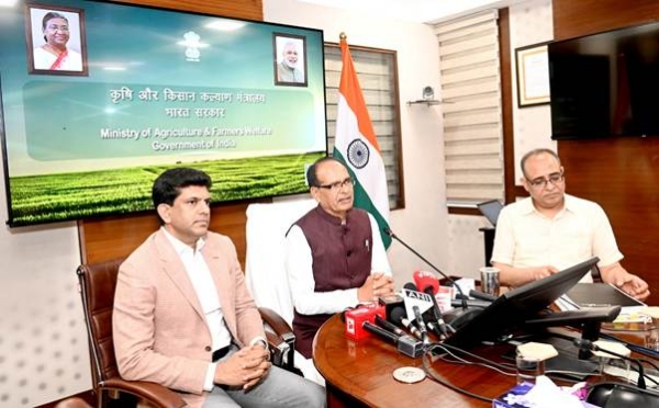 केन्द्रीय मंत्री शिवराज सिंह चौहान प्रेसवार्ता करते हुए