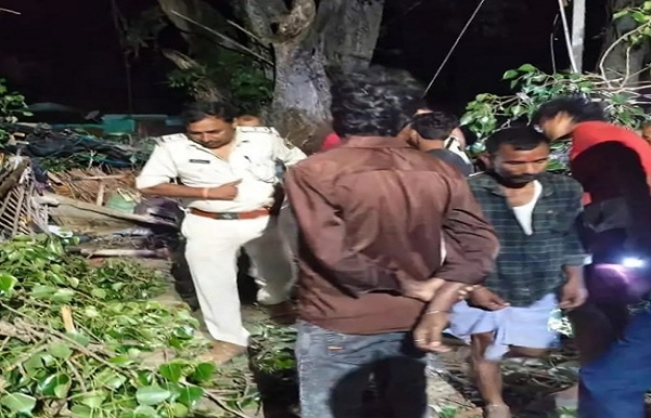 प्रशासन और स्थानीय लोगों  पीपल के पेड़ कच्चे मकान के ऊपर से हटाते हुए