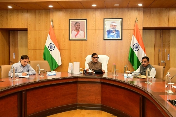 असमः विभिन्न विभागों की चर्चा के लिए उच्चस्तरीय बैठक की अध्यक्षता करते मुख्यमंत्री डॉ. हिमंत बिस्व सरमा