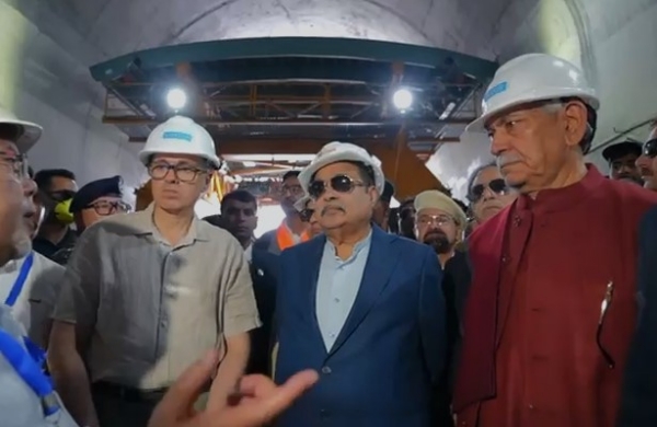 कारगिल के मीनामार्ग में जोजिला सुरंग परियोजना के ब्रेकथ्रू का निरीक्षण करते केंद्रीय मंत्री नितिन गडकरी, जम्मू‑कश्मीर के उपराज्यपाल मनोज सिन्हा और मुख्यमंत्री उमर अब्दुल्ला ।