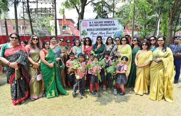 উত্তৰ-পূব সীমান্ত ৰেলৱে মহিলা কল্যাণ সংস্থাৰ দ্বাৰা বৃক্ষ ৰোপণ অভিযান আৰু জাগৃতি শিক্ষা নিকেতনত গছপুলি বিতৰণ