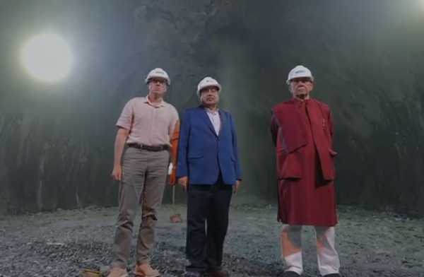 कारगिल के मीनामार्ग में जोजिला सुरंग परियोजना के ब्रेकथ्रू का निरीक्षण करते केंद्रीय मंत्री नितिन गडकरी, जम्मू‑कश्मीर के उपराज्यपाल मनोज सिन्हा और मुख्यमंत्री उमर अब्दुल्ला ।