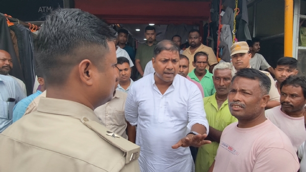 হত্যাকাৰীক ফাঁচীৰ দাবীত ডিমৰীয়াৰ ক্ষেত্ৰী থানাৰ সন্মুখত উত্তাল প্ৰতিবাদ