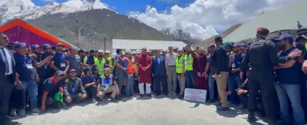 कारगिल के मीनामार्ग में जोजिला सुरंग परियोजना के ब्रेकथ्रू का निरीक्षण करते केंद्रीय मंत्री नितिन गडकरी, जम्मू‑कश्मीर के उपराज्यपाल मनोज सिन्हा और मुख्यमंत्री उमर अब्दुल्ला ।