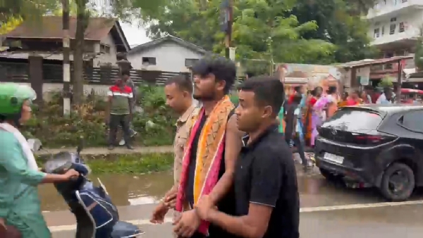 হত্যাকাৰীক ফাঁচীৰ দাবীত ডিমৰীয়াৰ ক্ষেত্ৰী থানাৰ সন্মুখত উত্তাল প্ৰতিবাদ