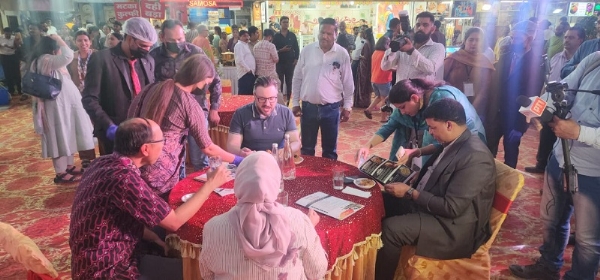इंदौर में विदेशी मेहमान 56 दुकान में मालवा के स्वादिष्ट व्यंजनों का लुत्फ उठाते हुए