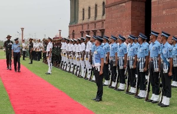 एयर मार्शल आशुतोष दीक्षित को गार्ड ऑफ ऑनर दिया