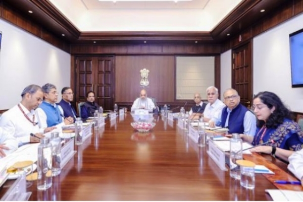 केंद्रीय गृह मंत्री अमित शाह से बुधवार को जनसांख्यिकीय बदलावों पर गठित हाई लेवल कमिटी ऑन डेमोग्राफिक चेंजेज से शिष्टाचार भेंट करते हुए