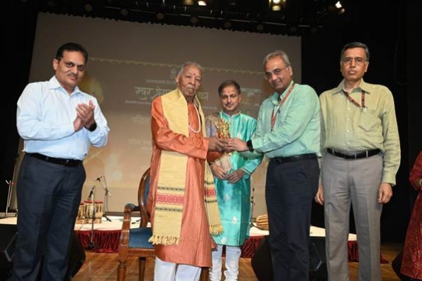 ‘स्वर प्रेरणा वीथिका’ नामक विशेष फोटो गैलरी का शुभारंभ  करते हुए प्रसार भारती के सीईओ गौरव द्विवेदी