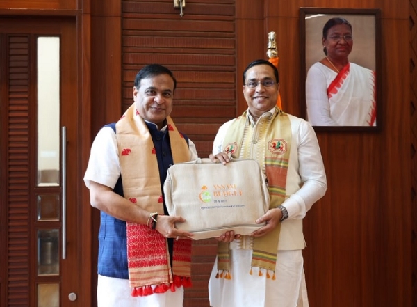 বাজেট হাতত লৈ মুখ্যমন্ত্ৰী আৰু বিত্তমন্ত্ৰী