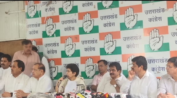कांग्रेस के राष्ट्रीय संगठन महासचिव के.सी. वेणुगोपाल पत्रकारों से बातचीत करते हुए।