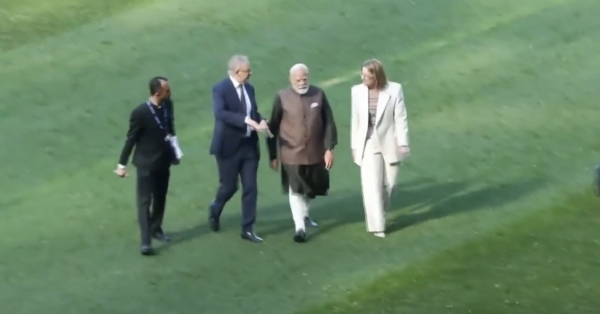 मेलबर्न क्रिकेट ग्राउंड में आयोजित कार्यक्रम के दौरान प्रधानमंत्री नरेन्द्र मोदी और ऑस्ट्रेलिया के प्रधानमंत्री एंथनी अल्बनीज।