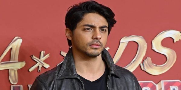 আৰ্যন খানক দেখি ভিৰ গোট খাইছিল, চেলফি লোৱাৰ সময়ত এজন অনুৰাগী পৰিল
