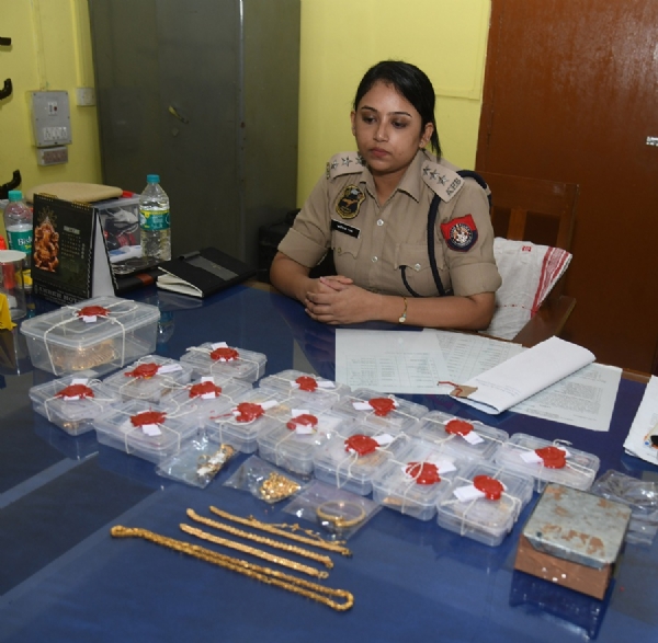 প্ৰৱঞ্চনাৰে তেজপুৰৰ পৰা ৫৮লাখ টকাৰ গহনা লৈ উধাও হোৱা মহিলাক গ্ৰেপ্তাৰ আহমেদাবাদত
