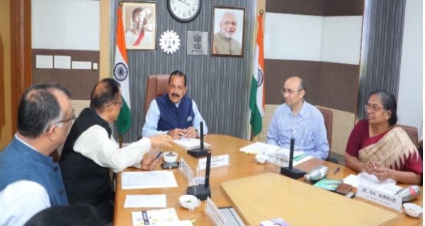 ‘स्वच्छ सागर, सुरक्षित सागर’ अभियान की तैयारियों पर विज्ञान मंत्रालयों और विभागों की उच्चस्तरीय बैठक की अध्यक्षता करते केंद्रीय मंत्री डॉ. जितेंद्र सिंह।
