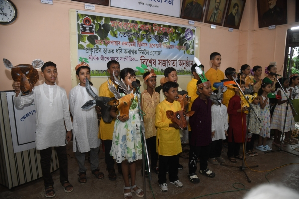 প্ৰকৃতিৰ হাতত ধৰি অনাগত দিনলৈ এখোজ প্ৰকৃতিৰ হাতত ধৰি অনাগত দিনলৈ এখোজ