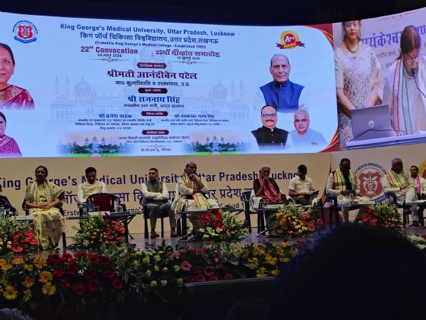 मंचासीन राज्यपाल आनंदीबेन पटेल व राजनाथ सिंह मंचासीन राज्यपाल आनंदीबेन पटेल व राजनाथ सिंह