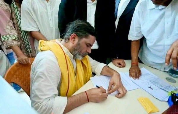 नामांकन दाखिल करते प्रशांत किशोर