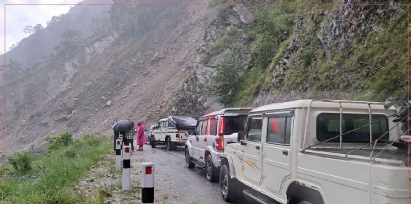भूस्खलन से बंद राजमार्ग
