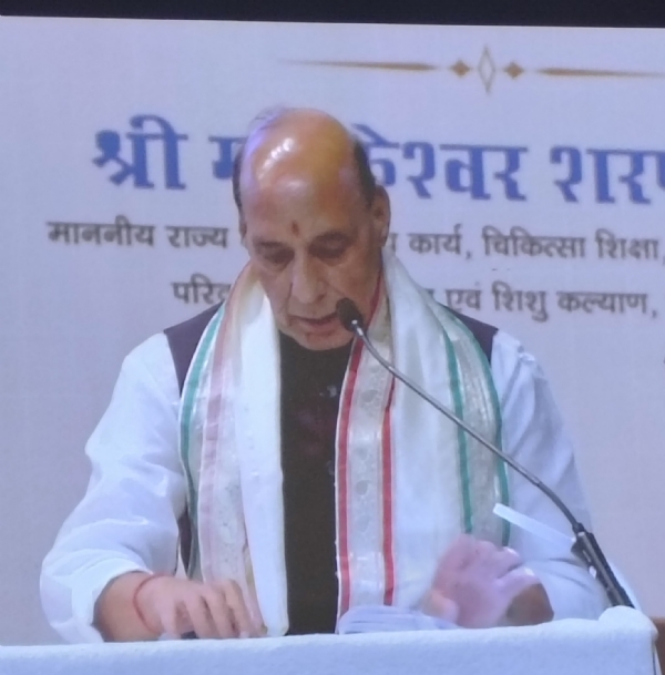 दीक्षांत समारोह को संबोधित करते राजनाथ सिंह दीक्षांत समारोह को संबोधित करते राजनाथ सिंह