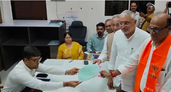 भाजपा उम्मीदवार सतीश पटेल  नामांकन भरते हुए