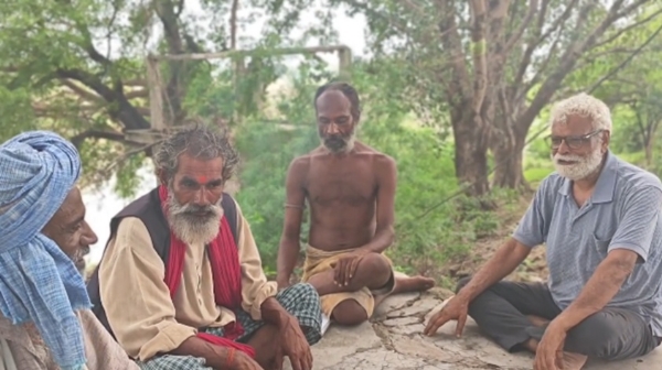 स्वामी धर्मानंद और उनके बाएं हैं अभिमन्यु भाई। स्वामी धर्मानंद के दाएं हैं देवल कुटी के दो स्थानीय शुभचिंतक। स्वामी धर्मानंद और उनके बाएं हैं अभिमन्यु भाई। स्वामी धर्मानंद के दाएं हैं देवल कुटी के दो स्थानीय शुभचिंतक।