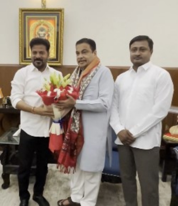 नई दिल्ली में सोमवार को केंद्रीय सड़क परिवहन एवं राजमार्ग मंत्री नितिन गडकरी से मुलाकात करते तेलंगाना के मुख्यमंत्री ए. रेवंत रेड्डी।