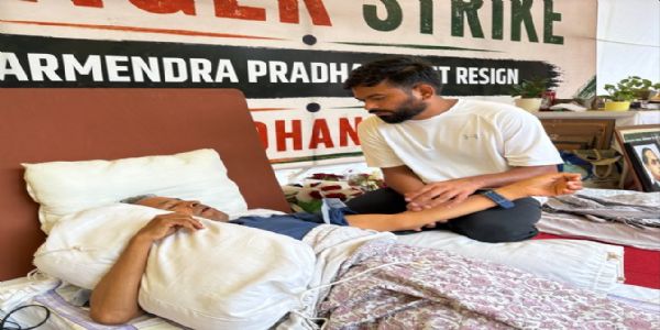 উদ্ধৱ থাকৰে আৰু কেজৰিৱালৰ সোণম ৱাংচুকক অনশনৰ অন্ত পেলাবলৈ আহ্বান