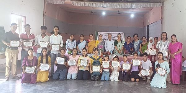 তেজপুৰত কবিতা আবৃত্তি কৰ্মশালাৰ সামৰণি ডেৰকুৰি প্ৰশিক্ষাৰ্থীক মানপত্ৰ প্ৰদান