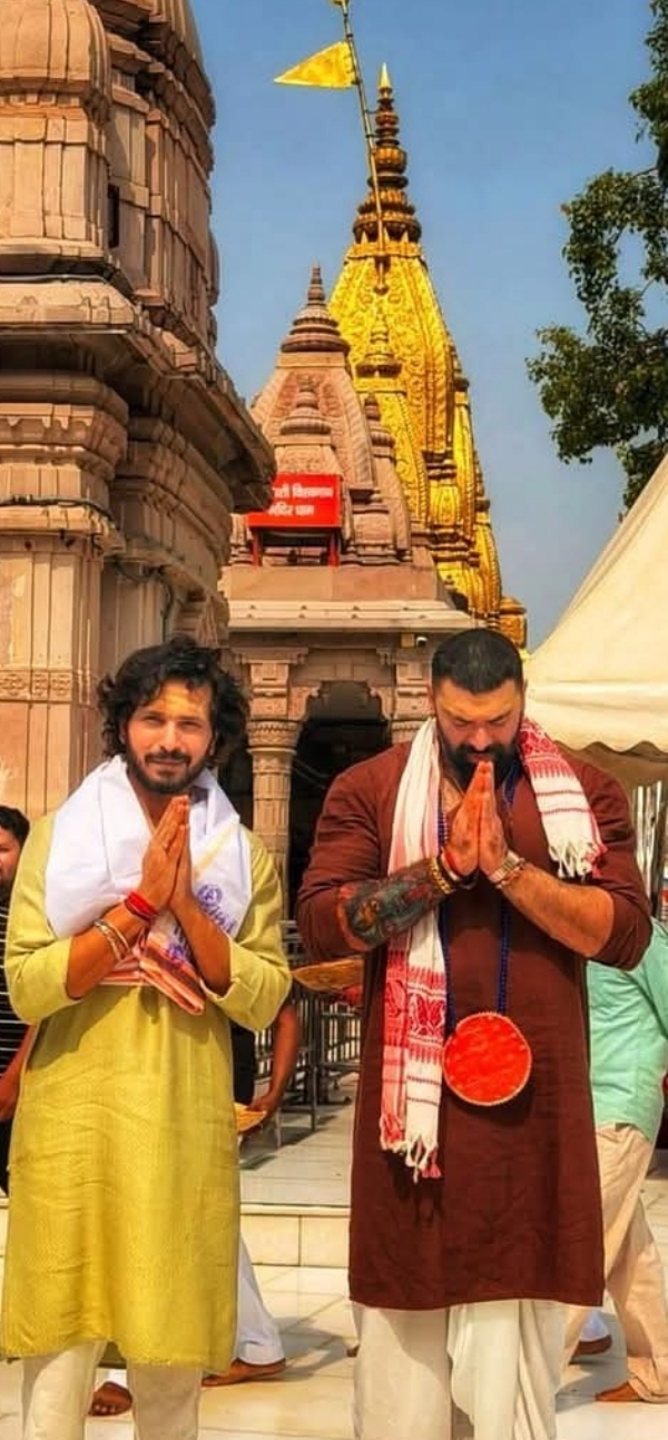 श्रीकाशी विश्वनाथ मंदिर में दर्शन के बाद वेब सीरीज कलाकार श्रीकाशी विश्वनाथ मंदिर में दर्शन के बाद वेब सीरीज कलाकार