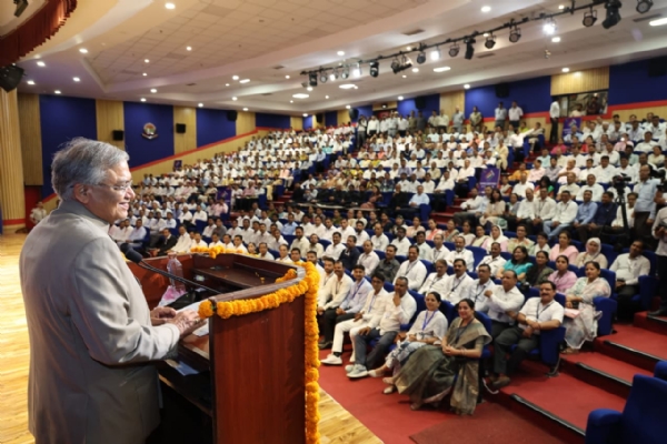 मुरादाबाद के तीर्थंकर महावीर विश्वविद्यालय में आयोजित संवाद कार्यक्रम को संबोधित करते मुख्य निर्वाचन आयुक्त ज्ञानेश कुमार। मुरादाबाद के तीर्थंकर महावीर विश्वविद्यालय में आयोजित संवाद कार्यक्रम को संबोधित करते मुख्य निर्वाचन आयुक्त ज्ञानेश कुमार।