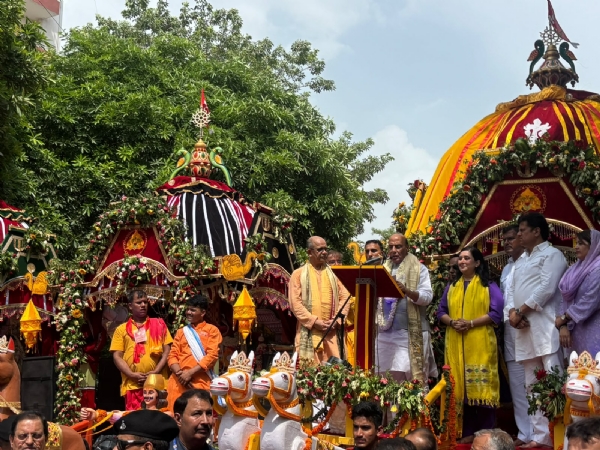 रक्षा मंत्री राजनाथ सिंह श्रद्धालुओं एवं देशवासियों को रथयात्रा पर संबोधित करते हुए। रक्षा मंत्री राजनाथ सिंह श्रद्धालुओं एवं देशवासियों को रथयात्रा पर संबोधित करते हुए।
