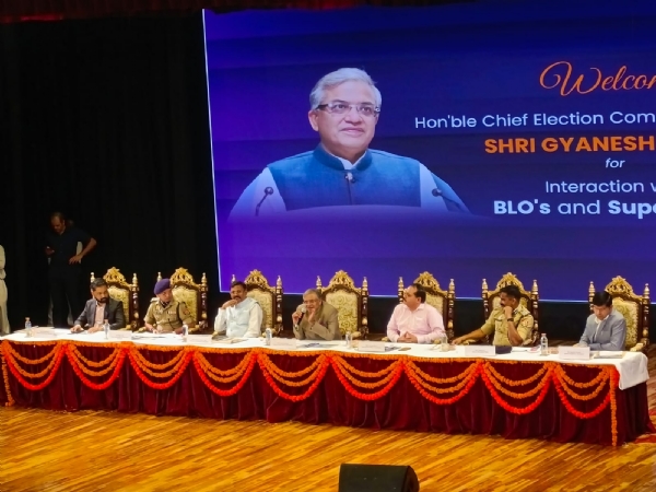 मुरादाबाद के तीर्थंकर महावीर विश्वविद्यालय में आयोजित संवाद कार्यक्रम में मंचासीन मुख्य निर्वाचन आयुक्त, मुख्य निर्वाचन अधिकारी व अन्य। मुरादाबाद के तीर्थंकर महावीर विश्वविद्यालय में आयोजित संवाद कार्यक्रम में मंचासीन मुख्य निर्वाचन आयुक्त, मुख्य निर्वाचन अधिकारी व अन्य।