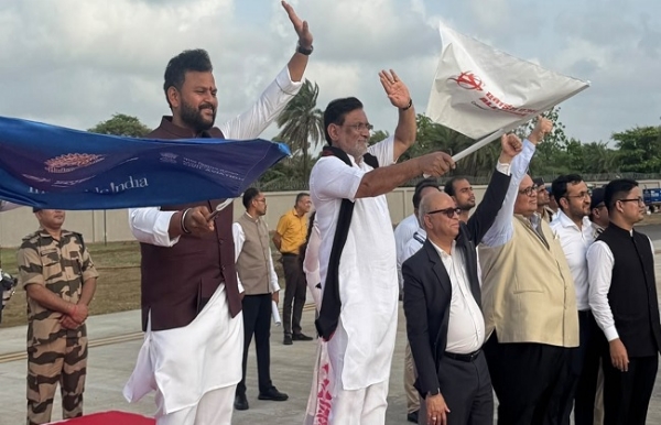 नमो एयरपोर्ट से दिल्ली के लिए सीधी उड़ान को हरी झंडी दिखाते राम मोहन नायडू नमो एयरपोर्ट से दिल्ली के लिए सीधी उड़ान को हरी झंडी दिखाते राम मोहन नायडू