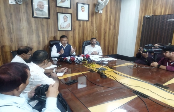উদ্য়োগ মন্ত্ৰী বিমল বৰাৰ সংবাদমেল সম্বোধন উদ্য়োগ মন্ত্ৰী বিমল বৰাৰ সংবাদমেল সম্বোধন