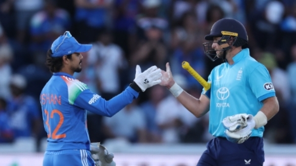मैच खत्म होने के बाद किशन से हाथ मिलाते रूट मैच खत्म होने के बाद किशन से हाथ मिलाते रूट
