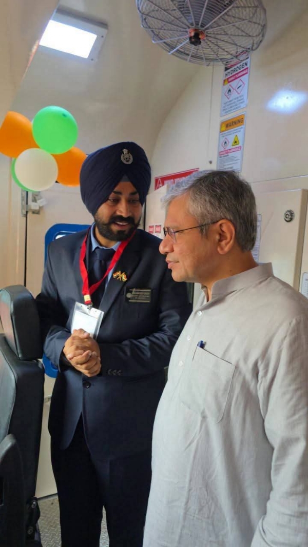 सीनियर असिस्टेंट लोको पायलट गगनदीप सिंह रेल मंत्री अश्वनी वैष्ण्व काे नई ट्रेन के बारे में जानकारी देते हुए सीनियर असिस्टेंट लोको पायलट गगनदीप सिंह रेल मंत्री अश्वनी वैष्ण्व काे नई ट्रेन के बारे में जानकारी देते हुए
