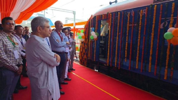 रेल मंत्री अश्वनी वैष्णव जींद रेलवे स्टेशन पर हाइड्राेजन ट्रेन का अवलाेकन करते हुए रेल मंत्री अश्वनी वैष्णव जींद रेलवे स्टेशन पर हाइड्राेजन ट्रेन का अवलाेकन करते हुए