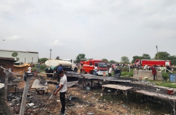 अहमदाबाद की पटाखा फैक्टरी में लगी आग के बाद का दृश्य अहमदाबाद की पटाखा फैक्टरी में लगी आग के बाद का दृश्य