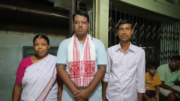 পিতৃ বিশেষভাৱে সক্ষম, পুত্ৰ উজলিল NEET পৰীক্ষাত পিতৃ বিশেষভাৱে সক্ষম, পুত্ৰ উজলিল NEET পৰীক্ষাত