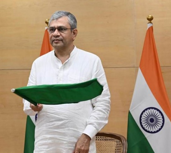 रेल मंत्री अश्विनी वैष्णव ने रामनगर-देहरादून एक्सप्रेस को हरी झंडी दिखाकर उत्तराखंड में पहली सीधी ट्रेन सेवा की शुरुआत की। रेल मंत्री अश्विनी वैष्णव ने रामनगर-देहरादून एक्सप्रेस को हरी झंडी दिखाकर उत्तराखंड में पहली सीधी ट्रेन सेवा की शुरुआत की।