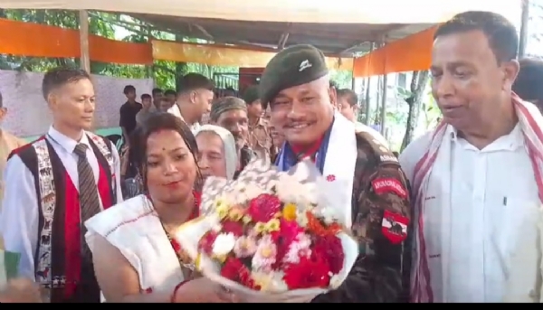 টীয়ক সমষ্টিৰ অন্তৰ্গত মেলেংত সামৰিক বাহিনীৰ লেফটেনেন্ট (HONORARY LIEUTENANT)সূৰ্য কান্ত বৰফুকনক অঞ্চলবাসীৰ উষ্ম আদৰণি।। টীয়ক সমষ্টিৰ অন্তৰ্গত মেলেংত সামৰিক বাহিনীৰ লেফটেনেন্ট (HONORARY LIEUTENANT)সূৰ্য কান্ত বৰফুকনক অঞ্চলবাসীৰ উষ্ম আদৰণি।।