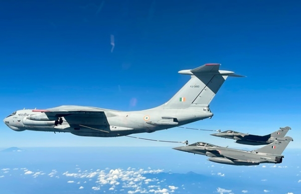 हवा में ईंधन भरने का प्रदर्शन (फाइल फोटो) हवा में ईंधन भरने का प्रदर्शन (फाइल फोटो)