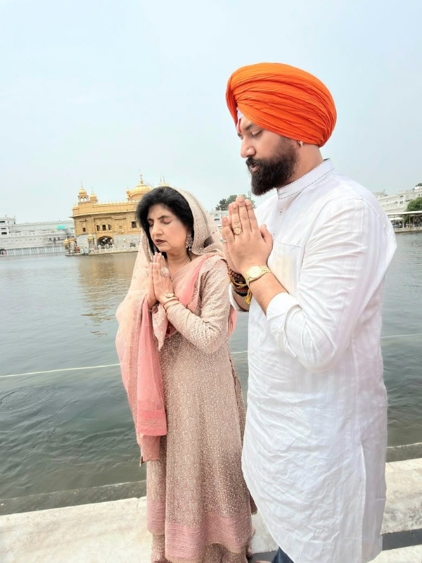 ਸ੍ਰੀ ਹਰਿਮੰਦਰ ਸਾਹਿਬ ਵਿਖੇ ਮੱਥਾ ਟੇਕਦੇ ਹੋਏ ਚਿਰਾਗ ਪਾਸਵਾਨ ਤੇ ਨਾਲ ਉਨ੍ਹਾਂ ਦੀ ਮਾਤਾ। ਸ੍ਰੀ ਹਰਿਮੰਦਰ ਸਾਹਿਬ ਵਿਖੇ ਮੱਥਾ ਟੇਕਦੇ ਹੋਏ ਚਿਰਾਗ ਪਾਸਵਾਨ ਤੇ ਨਾਲ ਉਨ੍ਹਾਂ ਦੀ ਮਾਤਾ।