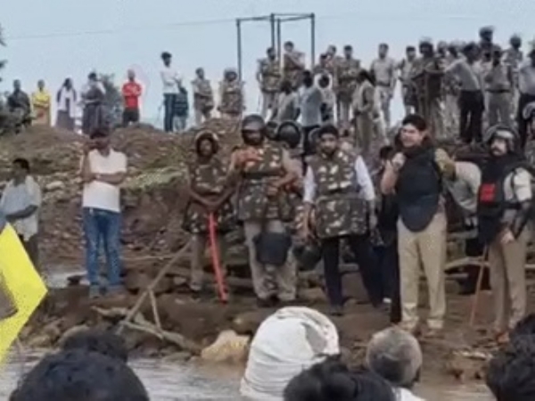 पन्ना में चिता आंदोलन कर रहे प्रदर्शनकारियों पर पुलिस का एक्शन पन्ना में चिता आंदोलन कर रहे प्रदर्शनकारियों पर पुलिस का एक्शन