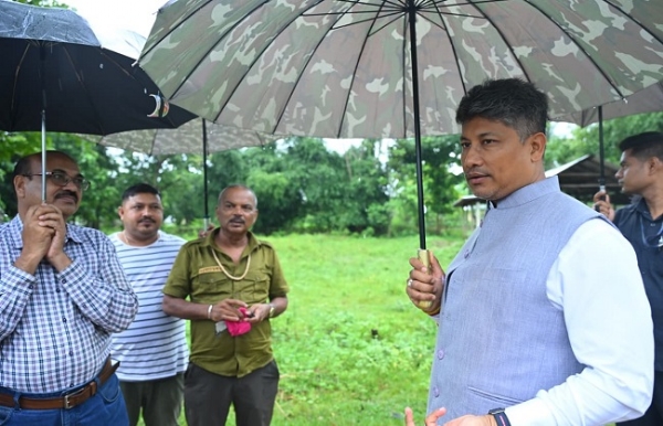 খুমটাই সমষ্টিৰ বিভিন্ন প্ৰকল্পৰ বুজ ল’বলৈ আৰু কৃষকসকলৰ সৈতে মতবিনিময় কৰিবলৈ কৃষি মন্ত্ৰী পীযুষ হাজৰিকাৰ খুমটাই ভ্ৰমণ খুমটাই সমষ্টিৰ বিভিন্ন প্ৰকল্পৰ বুজ ল’বলৈ আৰু কৃষকসকলৰ সৈতে মতবিনিময় কৰিবলৈ কৃষি মন্ত্ৰী পীযুষ হাজৰিকাৰ খুমটাই ভ্ৰমণ