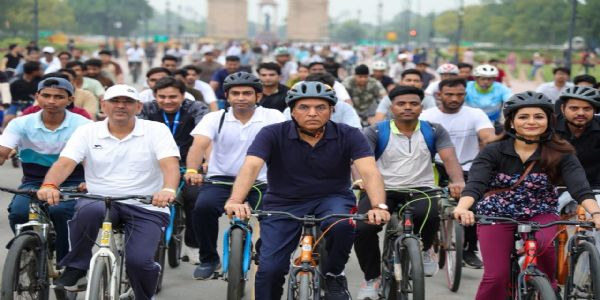 ‘ফিট ইণ্ডিয়া ছাণ্ডেজ অন চাইকেল’ত জীৱাশ্ম ইন্ধনৰ ওপৰত নিৰ্ভৰশীলতা হ্ৰাস কৰাৰ বাৰ্তা প্ৰদান ড০ মাণ্ডবিয়াৰ