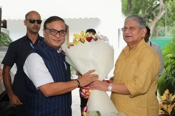 असम के मुख्यमंत्री डॉ हिमंत बिस्व सरमा गुरुवार को नई दिल्ली में केंद्रीय मत्स्य पालन, पशुपालन एवं डेयरी मंत्री राजीव रंजन (ललन) सिंह से मुलाकात करते हुए।